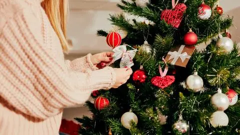 Jak ubrać choinkę? Instrukcja ubierania choinki krok po kroku