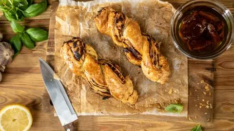 Warkocz z ciasta francuskiego z pastą pomidorową, oliwkami i pesto