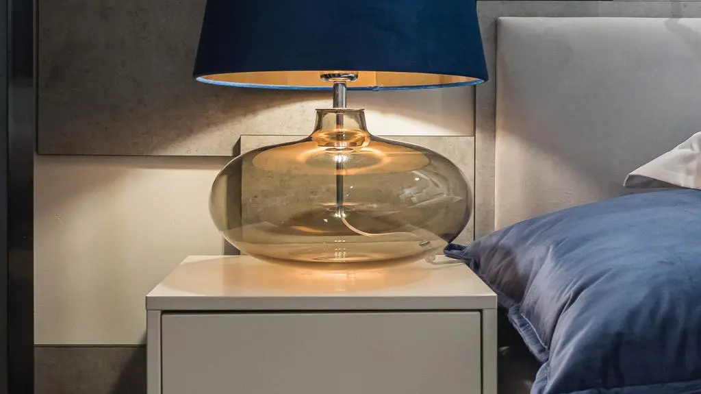 "Weekendowa metamorfoza": lampa nocna z granatowym kloszem