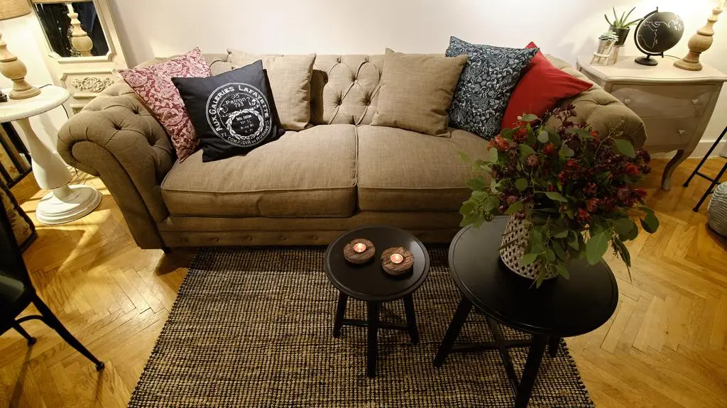 Miękka sofa z wieloma kolorowymi poduszkami to wygodny mebel, na który można także spać.