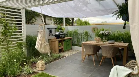 "Wymarzone ogrody": hamak, zewnętrzna kuchnia i stół z krzesłami w ogrodzie Marii i Jacka