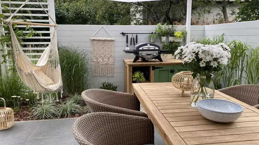 "Wymarzone ogrody": wygodny stół z krzesłami oraz hamak w ogrodzie Marii i Jacka 