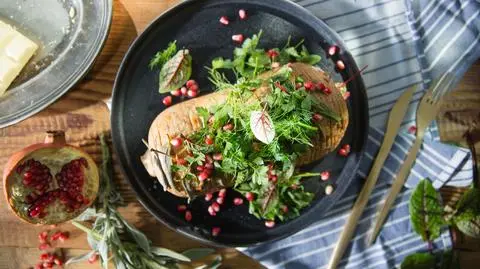 Dynia zapiekana z białą czekoladą i lawendą obsypana kopcem ziół