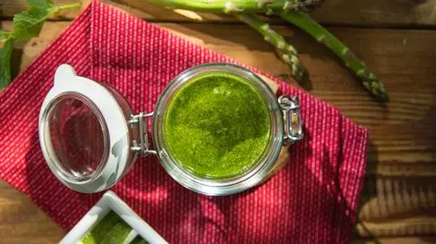 Ziołowo - szparagowe pesto z orzechami laskowymi