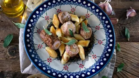 Zraziki wieprzowe faszerowane kiszoną kapusta w sosie kminkowym