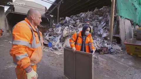 Sztuka w śmieciach | "Brudna robota - czysty zysk"