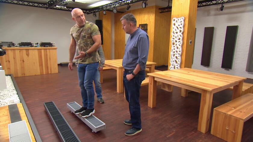 Z pokoju 12-letniej Ani, bohaterki 1. odcinka "Zgłoś remont", jest wyjście na taras i z powodu drzwi balkonowych deweloper zawiesił kaloryfer na ścianie obok. Takie rozwiązanie dziewczynce bardzo się nie podoba. Wpadła na pomysł, by o remoncie kaloryfer zawiesić na ścianie wyżej, ale Krzysztof szybko uświadomił jej, że wtedy zamiast ogrzewać pokój, będzie ogrzewała... sufit. Podczas nieobecności Ani na zakupy zabrał jej tatę i razem wybrali nowoczesny kaloryfer, który będzie także... stopniem. 