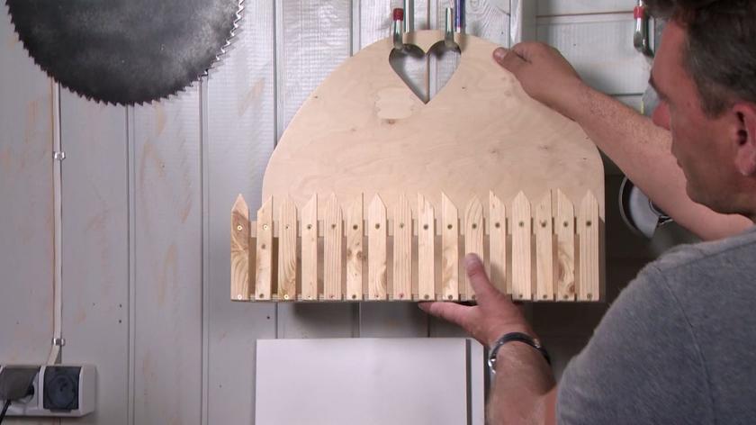 Mama Kasi, bohaterki 7. odcinka "Darek solo", mieszka na wsi, więc Darek postanowił nawiązać do rustykalnego stylu i zrobić razem z Kasią drewnianą półkę na zioła, kwiaty i przyprawy. Zobaczcie, jak ją wykonać!