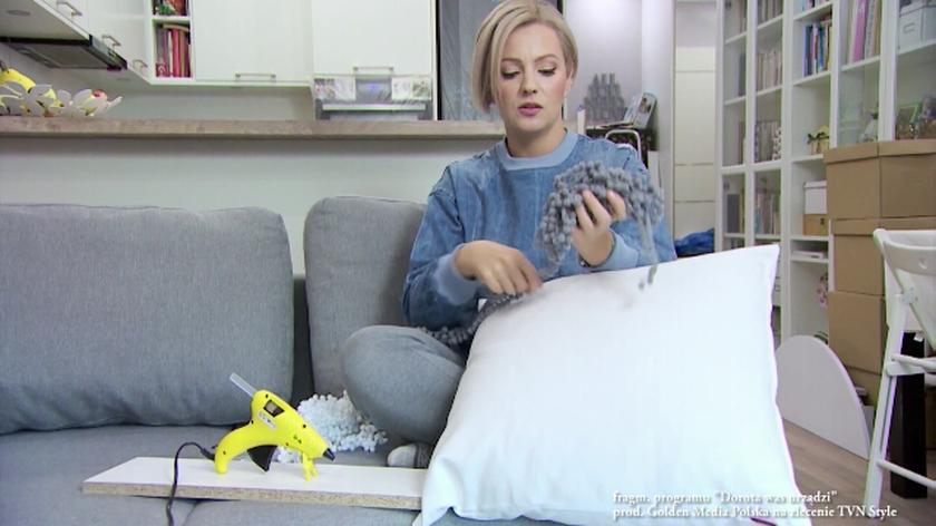 Zobacz, jak szybko możesz nadać nowy, modny wygląd starej poduszce.