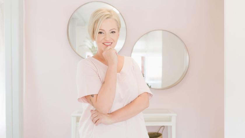 Przed nami premiera trzeciego sezonu "Domowych rewolucji" - programu, w którym Dorota Szelągowska zmienia całe mieszkania. Na remont ma mało czasu, więc liczy się każda para pomocnych rąk. W tym sezonie do stałej ekipy Doroty dołączy jeszcze Julia, która na co dzień współpracuje z nią w biurze projektowym. Czym będzie się zajmowała w "Domowych rewolucjach"? Zobaczcie wideo!