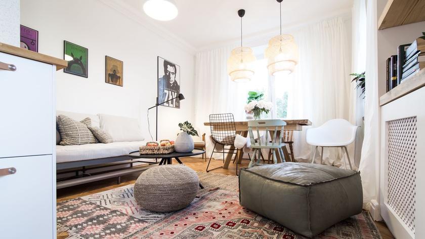 Mieszkanie Kuby i Natalii, choć piękne, było mało ustawne. Po "Domowych rewolucjach"udało się w nim jednak zorganizować wygodną przestrzeń - stara kuchnia została przearanżowana na sypialnię, a oba pokoje zmieniły się w salon z aneksem kuchennym z częścią jadalnianą i wypoczynkową. Oldskulowa łazienka stała się salonem kąpielowym z elegancką, wolnostojącą wanną. W przedpokoju wydzielono garderobą. 