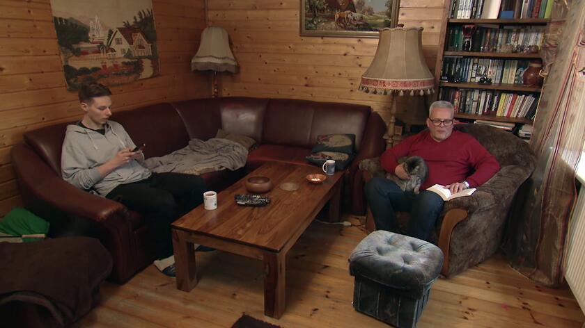 W domu Artura i jego syna Kacpra, którzy od 5 lat mieszkają sami w rodzinnym domu, nietrudno o relikty z przeszłości. Wszechobecna boazeria, antyczne lampy z ażurami, zdobione złotem firany czy podarta, skórzana kanapa przypominają raczej starą leśniczówkę niż mieszkanie dwóch kawalerów na wydaniu. W tym miejscu przez ponad dwadzieścia lat nie wprowadzono żadnych zmian! Część dzienna potrzebuje "Domowych rewolucji"!