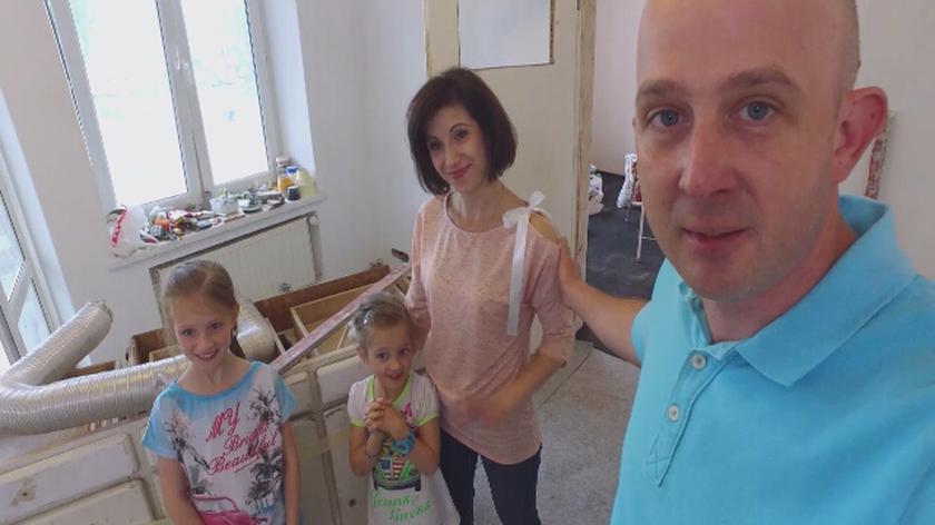 Mieszkanie Izy i Jarka mieści się w wojskowym bloku wybudowanym w 1936 roku w Nowym Dworze Mazowieckim. Małżeństwo na jego zakup wydało całe oszczędności, więc remont trwa już kilka lat. To najwyższy czas na "Domowe rewolucje"!