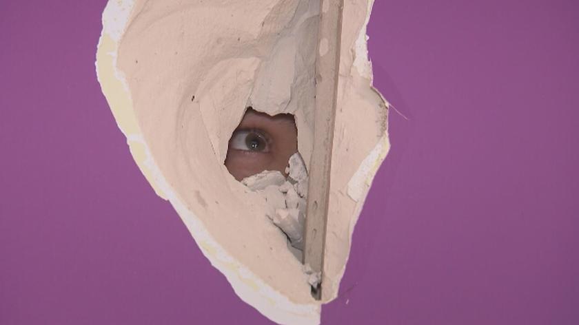 Dorota wraz z Darkiem Stolarzem ruszyli na pomoc młodej wdowie Agnieszce oraz jej córce Oli. Ekipa „Dorota inspiruje” postanowiła wyremontować kobietom łazienkę rodem z lat 90. oraz nieużywaną od dawna sypialnię. Podczas demontażu płytek doszło do nieprzewidzianych komplikacji – w ścianie oddzielającej dwa remontowane pomieszczenia zrobiła się dziura. Tryskający dobrym humorem Darek Stolarz postanowił nieco zirytować swoją koleżankę, która akurat pojechała wybrać nową armaturę i wysłał jej zdjęcie swojego oka w dziurze. Dorota nie była zachwycona. - I po co mnie o tym informuje? Ja bym się o niczym nie dowiedziała, jak o milionie innych rzeczy. Teraz mam zły humor i się denerwuję. Bez sensu zupełnie – skomentowała. 