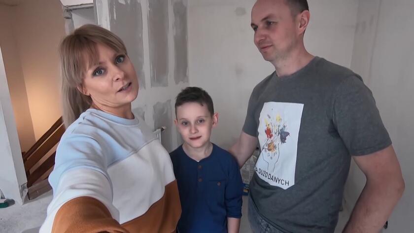 Ada, Paweł i ich syn Olivier niedawno przeprowadzili się do nowego, dwupoziomowego mieszkania. Paweł zdecydował, że sam zajmie się jego wykończeniem, okazało się, że to nie jest takie łatwe zadanie... Mieszkanie, a zwłaszcza górne piętro, przypomina teraz wielki plac budowy! W stanie surowym jest wciąż m.in. pokój Oliviera, na który jego rodzice w ogóle nie mają pomysłu. Na szczęście już nadjeżdża Dorota Szelągowska i jej ekipa!