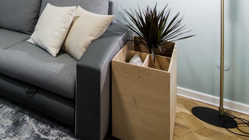 Dorota Szelągowska zaprojektowała bardzo nieoczywisty stolik kawowy, a swój pomysł przesłała Darkowi e-mailem. W programie "Dorota inspiruje" sprawdziła, czy Stolarz zrozumiał jej zamysł na mały, ale mogący pomieścić sporo rzeczy, mebel na kółkach. Nie tylko zrozumiał, ale także przygotował się do szybkiego wykonania mebla stworzonego ze sklejki. Deseczki połączył za pomocą wkrętów, w konstrukcji kółek pomogła mu Dorota. Również wcześniej prowadząca nie próżnowała. Wizualizowała sobie kolejne etapy powstawania stolika, dzięki czemu Darkowi robota szła znacznie łatwiej i szybciej. 