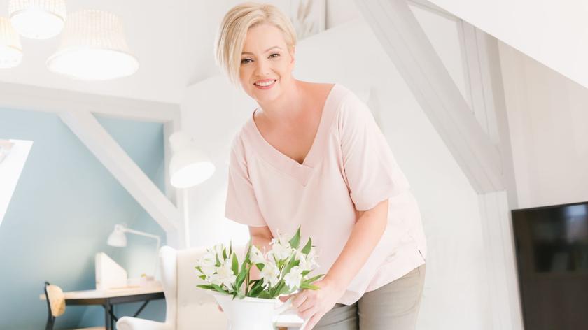 W pierwszym odcinku 3. sezonu "Domowych rewolucji" Dorota Szelągowska zajęła się mieszkaniem na poddaszu Anety i Piotra. Nudne pomieszczenia ze starymi rozpadającymi się meblami jej ekipa zmieniła w przytulne wnętrza w stonowanych kolorach. Niemal nieużywany pokój stał się salonem z prawdziwego zdarzenia, w kuchni zmieścił się kącik jadalniany, a sypialnia zachęca do odpoczynku. 