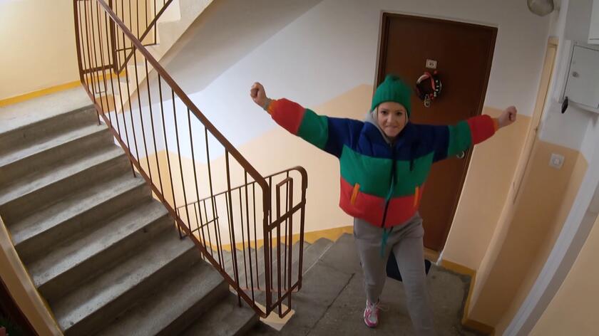 Czwarte piętro bez windy - to dla ekip remontujących brzmi jak przekleństwo, ale nie dla Doroty Szelągowskiej! Nasza prowadząca postanowiła przekuć niesprzyjające okoliczności, które czekały ją podczas pierwszego remontu w 3. sezonie "Dorota inspiruję,  w okazję do poprawy swojej sprawności fizycznej. - Pozazdrościłam Miruciowi tężyzny fizycznej i postanowiłam zacząć ćwiczyć. 4 piętro bez windy, czas start! - powiedziała nasza prowadząca ruszając w bieg po schodach. Zobaczcie, jak sobie poradziła!