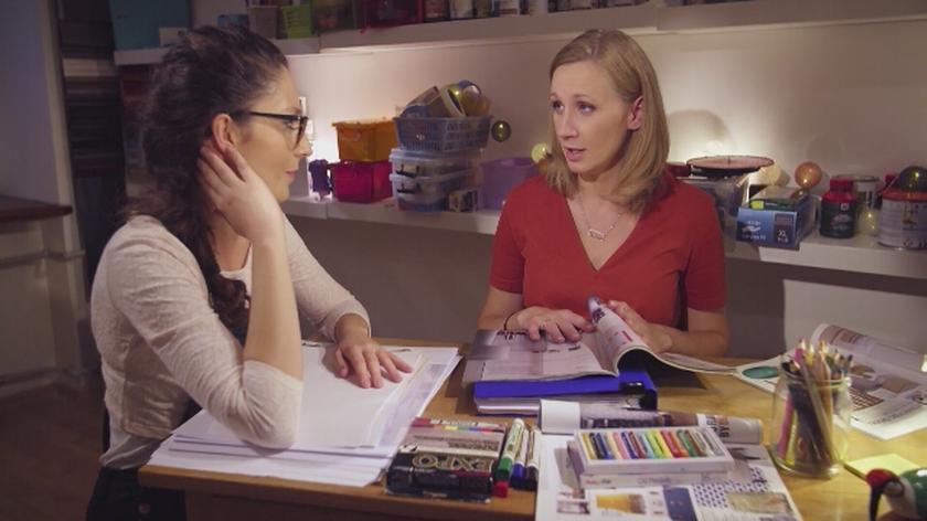 Pan Filip, stały klient Sylwii i Małgosi, zlecił im odnowienie stołu i dwóch krzeseł. Tak jak przy poprzednich realizacjach, zdał się na intuicję i pomysłowość dziewczyn. Przy pracy nad meblami pomogła im Agata, która wspiera je w kwestii projektów i pomysłów. Zobaczcie, jakie grafiki wymyśliła!