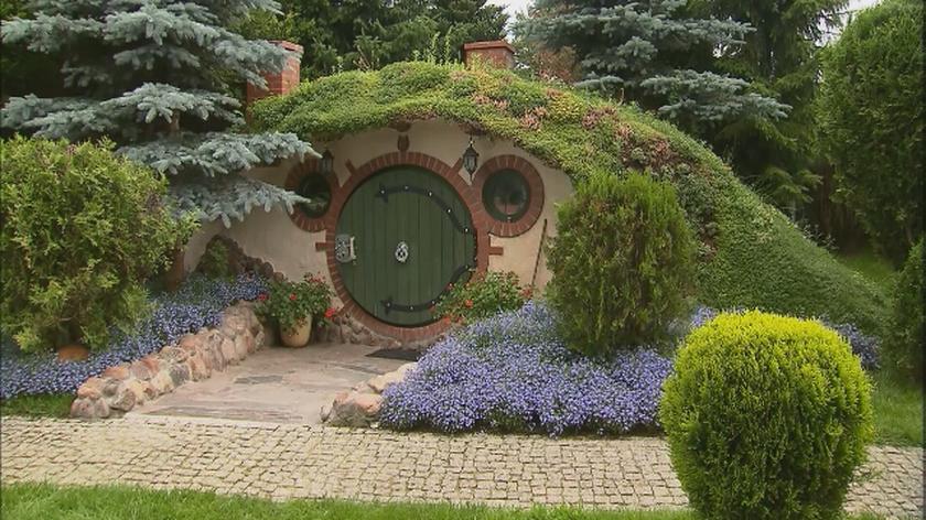 Liligród to prawdziwy raj dla wnuków jego właściciela, pana Janusza. Najstarszy z nich, Hugo, wymarzył sobie domek hobbita, a dziadek bez wahania spełnił jego marzenia. Domek robi teraz niesamowite wrażenie!