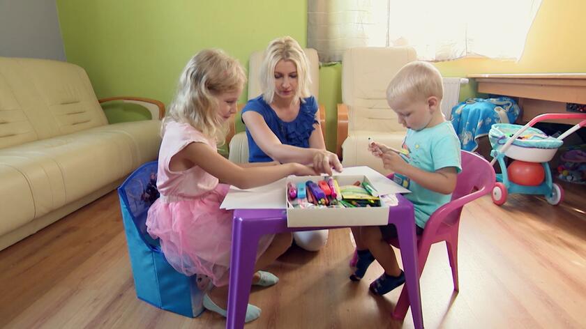 Edyta i Artur tworzą od 10 lat kochające się małżeństwo. Wychowują wspólnie dwójkę dzieci: siedmioletnią Oliwię i trzyletniego Adriana. Rodzina mieszka aktualnie w trzypokojowym mieszkaniu w Ząbkach, ale dzieci dorastają i potrzebują coraz więcej miejsca, dlatego Edyta i Artur postanowili, że kupią dom pod Warszawą. W jego znalezieniu pomoże im Konrad Łaszewski.