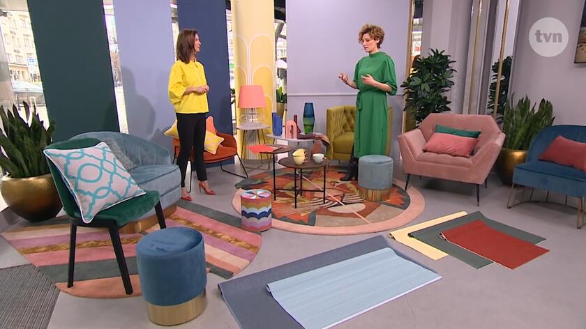 Wnętrzarskie trendy nieustannie się zmieniają. Na bieżąco z nimi stara się być prowadząca "Nieoczywiste miejsca" Kasia Jaroszyńska. W programie "Dzień dobry TVN" spotkała się z ekspertką urządzania wnętrz Ewą Mierzejewską, aby porozmawiać o tym, jakie kolory są teraz modne. To bardzo ogólnikowe pytanie sprawiło, że mogliśmy dowiedzieć się wielu rzeczy na temat polskich wnętrz. Jak się okazuje nie ma jednego czy dwóch modnych kolorów, można jednak zauważyć, że dominują stonowane barwy. Jak wprowadzić je do naszych pokoi?