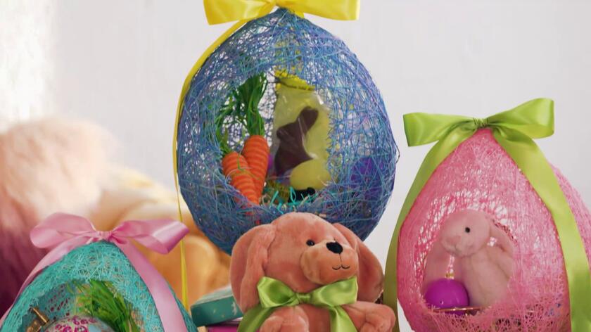 Ta dekoracja może służyć wam także jako miejsce do przechowywania! Włóczkowe koszyczki, bo o nich mowa z łatwością zrobicie sami w domu. Zajmie wam to mało czasu, a dzięki temu sami możecie wybrać sobie kolor, który pasuje do waszych gustów oraz wnętrz. Potrzebujecie tylko włóczkę wybranej barwy, klej, usztywniacz do tkanin oraz balon. Opcjonalnie możecie dobrać także drewnianą podstawkę, do której przykleicie koszyczek po jego wykonaniu. 