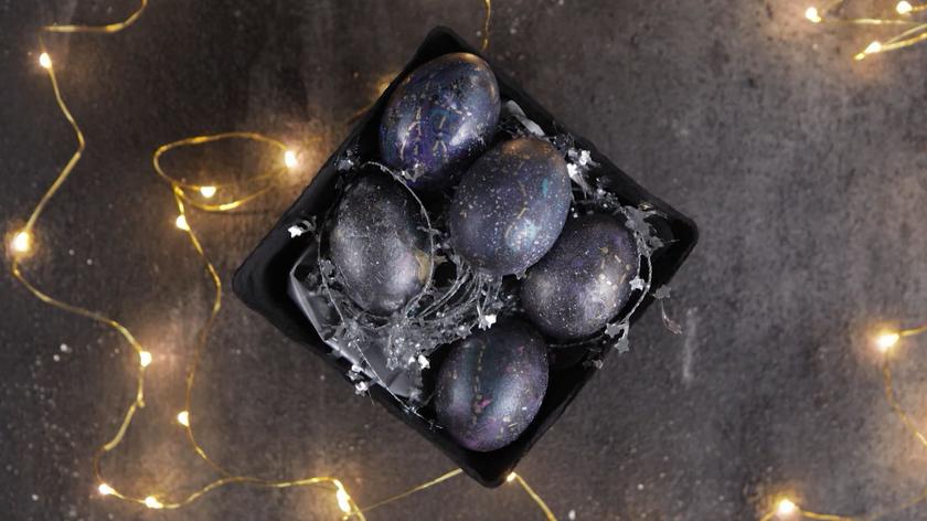 Zobacz, jak zrobić oryginalne pisanki z kosmicznym stylu!