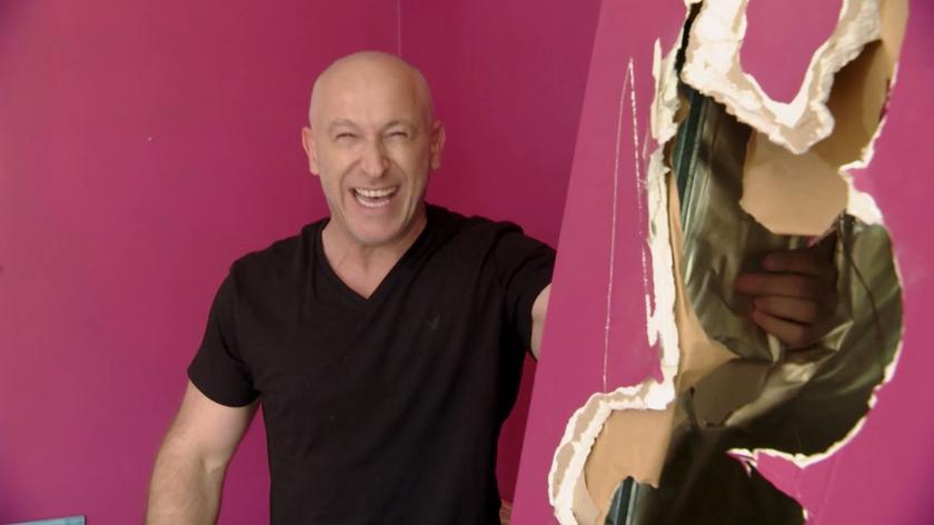 W 10. odcinku, finałowym w 3. sezonie "Zgłoś remont", Krzysztof Miruć wreszcie miał okazję, by spełnić jedno ze swoich marzeń - rozwalanie ściany ręką. Taką metodę stosują prowadzący w amerykańskich programach podobnych do "Zgłoś remont", bo w Stanach Zjednoczonych ściany zazwyczaj są bardzo cienkie. U nas ściany się muruje lub stawia z bloczków lub kartongipsu, którego w ten sposób nie da się rozwalić. Wreszcie jednak nadarzyła się okazja, by i Krzysztof mógł wykazać się siłą dłoni ;)