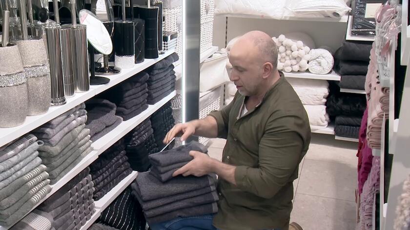 Sama cegła i deski nie wystarczą, by dodać remontowanemu mieszkaniu Natalii i Michała niepowtarzalnego charakteru. W poszukiwaniu oryginalnych dodatków do ich łazienki Krzysztof Miruć wybrał się do sklepu home&you. Zobaczcie, co wybrał!