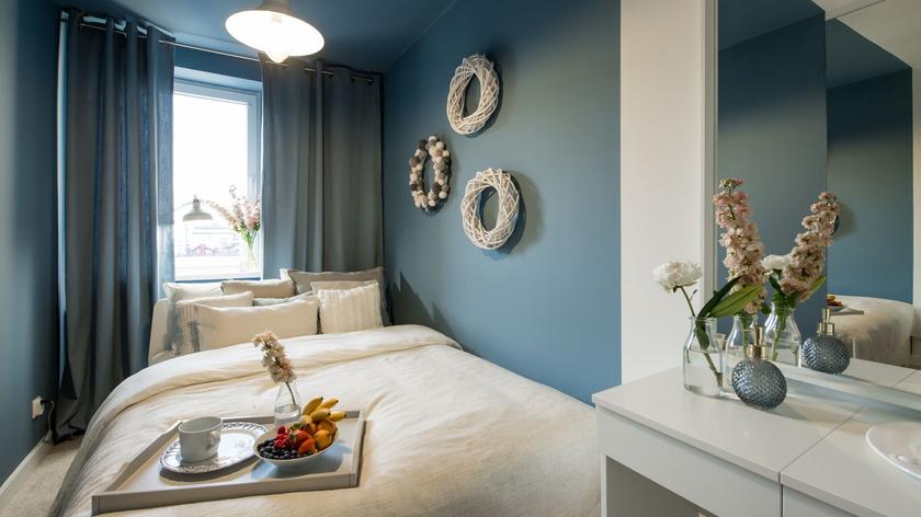 50-metrowe mieszkanie Danusi w 2. odcinku "Domowych rewolucji" przeszło totalną metamorfozę. Starą, rozklekotaną kuchnię przearanżowano na elegancką sypialnię. Pokój chłopców został podzielony między Bartka i Adama za pomocą kolorów, oddzielnych łóżek oraz miejsca do nauki. Dotychczasowy pokój dzienny stał się eleganckim i funkcjonalnym salonem z aneksem kuchennym. Pojawiły się tu upragnione przez bohaterów zmywarka, wielki telewizor i wygodny narożnik z funkcją spania.