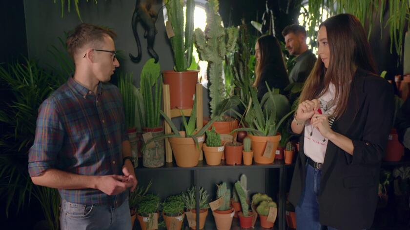 Wnętrza w stylu industrialnym, na jaki zdecydowali się bohaterowie 3. odcinka "Mieszkania na miarę", są zazwyczaj odbierane jako zimne i mało przytulne. Żeby dodać im trochę ciepła i klimatu, warto postawić na rośliny, tym bardziej, że zieleń świetnie komponuje się z bielą i szarością. Wybór odpowiednich roślin nie jest łatwy, więc Agnieszka Musiał i Maciej Mindak zdecydowali się poprosić o pomoc eksperta. Zobaczcie, co zaproponował do jasnego salonu z aneksem i do sypialni Oli i Piotra!