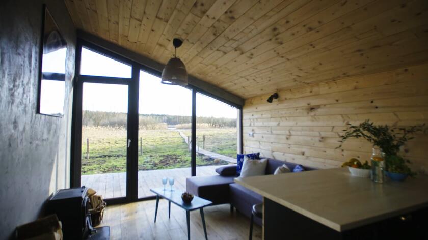 Justyna i Piotr swój energooszczędny domek postawili w wielkopolskich Smolnikach. Z dala od ludzi, cywilizacji i pośpiechu. Energooszczędny dom w środku lasu szczyci się bezpośrednim dostępem do jeziora i panelami słonecznymi, które dają właścicielom niezależność. Ich "Nieoczywiste miejsce" Kasia Jaroszyńska odwiedziła w 5. odcinku swojego programu. Najpierw obejrzała domek z zewnątrz, a później zajrzała do środka. Wnętrze bardzo jej się spodobało!