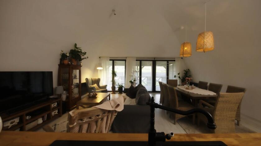 Gdy Joanna i Artur zdecydowali się na budowę domu, ich priorytetem były niskie rachunki za prąd. Dzięki zastosowaniu nowoczesnych rozwiązań życie pięcioosobowej rodziny nie generuje ogromnych kosztów. W 5. odcinku 2. sezonu "Nieoczywistych miejsc" Kasia Jaroszyńska z bliska przyjrzała się temu niezwykłemu budynkowi, który pozwala pięcioosobowej rodzinie obciąć comiesięczne koszty. Nasza prowadząca była bardzo ciekawa, jak ta konstrukcja prezentuje się w środku. I wygląda to naprawdę dobrze, na pierwszy rzut oka ciężko się domyślić, że to energooszczędny dom. 