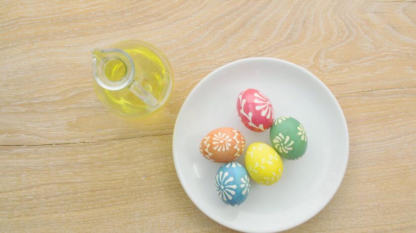 Wielkanoc zbliża się wielkimi krokami, sprawmy, żeby była wyjątkowa. Na przykład tworząc oryginalne ozdoby czy dekoracje, albo sprawiając, że nasz wielkanocny koszyczek będzie inny niż wcześniej. Mamy dla was ciekawy sposób na udekorowanie jajek. Korzystając z niego otrzymacie niezwykle wzorzyste i kolorowe pisanki. Ich wykonanie zajmie wam niewiele czasu i nie potrzeba wybitnych umiejętności manualnych. Wystarczy mieć świeczki, garnek, ołówek, igłę, a później wybrane przez nas warzywa oraz przyprawy. Te ostatnie to naturalne barwniki, które nie tylko pozwolą nam na zmianę barwy skorupki, ale później także zjedzenie jajek bez strachu, że w naszym daniu znajdą się chemikalia. By mieć żółtą pisankę najlepiej użyć kurkumy, niebieską czerwonej kapusty, różową buraka a brązową łupinek cebuli. Później możemy także mieszać te kolory!