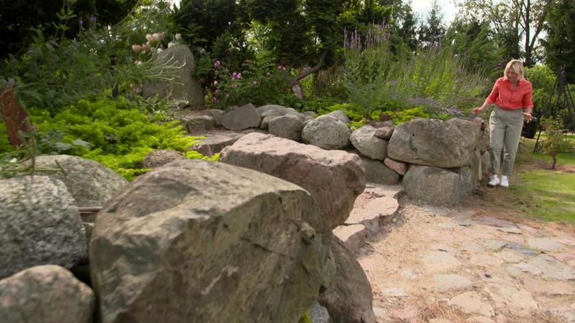 W Świątkach na Warmii Maja Popielarska odwiedziła kilkuhektarowy ogród, którego poszczególne elementy spajają duże, polne kamienie. Głazy występują w ogrodzie w roli muru, a także wyznaczają główną aleję. 