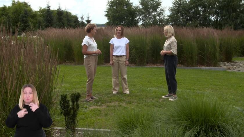 W 1. odcinku 6. sezonu "Nowej Mai w ogrodzie" Maja Popielarska odwiedziła nowoczesny ogród w Siedleczku. Dominują tutaj wysokie trawy. Z zaproszoną ekspertką - doktor Moniką Henschke -  oraz właścicielką tej niezwykłej przestrzeni nasza prowadząca porozmawiała o trawach i o tym, jak ustrzec się szkodników. Jakie grożą trawom najbardziej?