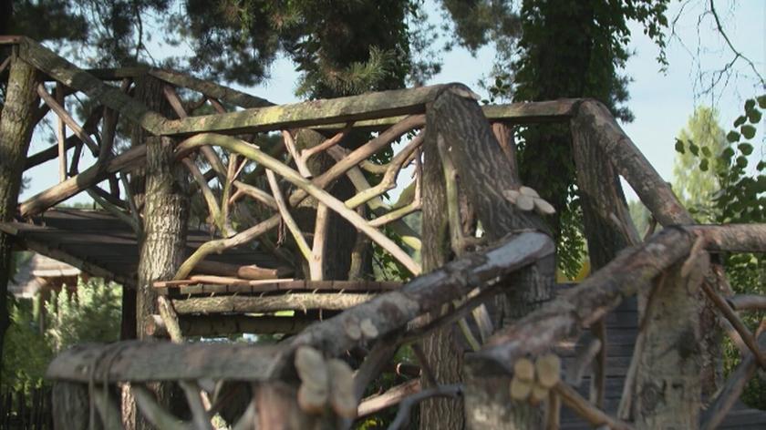 Zbigniew Sochoń na hektarowej działce w Wasilkowie w województwie podlaskim stworzył prawdziwy magiczny ogród. Pod sosnowym lasem jest wręcz bajkowo, a w tej bajce znajduje się prawdziwy domek na drzewie. O takiej budowli marzy każde dziecko, ta należy do Zosi, wnuczki pana Zbigniewa. Dziewczynka ma huśtawkę i miejsce do zabaw w pogodne dni. Ten domek docenią także dorośli: stworzony z gałęzi, patyków i kamienia doskonale komponuje się z otoczeniem. 