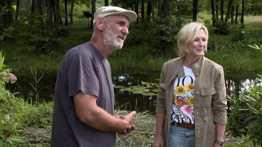 Pan Grzegorz, który z zawodu jest ogrodnikiem, do swojego ogrodu przywozi rośliny, które z jakichś powodów źle rosły w innych miejscach. Świetnie czują się u niego na przykład rododendrony!