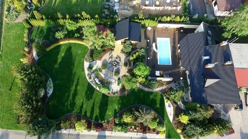 Państwo Aneta i Paweł Mataśkowie spod Zduńskiej Woli mają własną firmę, a obok niej - dom z dużym ogrodem. Spędzają w nim - razem z czwórką dzieci - dużo czasu od wczesnej wiosny do późnej jesieni. Ich ogród zobaczycie w 22. odcinku "Nowej Mai w ogrodzie".