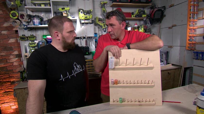 Eliza, żona Pawła, który zgłosił się do Darka po pomoc, uwielbia szyć. Nie ma jednak w domu odpowiedniego miejsca, by realizować swoją pasję. Podczas tworzenia dla niej szwalniczego warsztatu, Darek wpadł na pomysł, jak zrobić organizer na szpulki nici. Do jego zrobienia wykorzystał ścinki kantówki zamocowane do frontów oraz kupowane na metry kołki meblowe. 