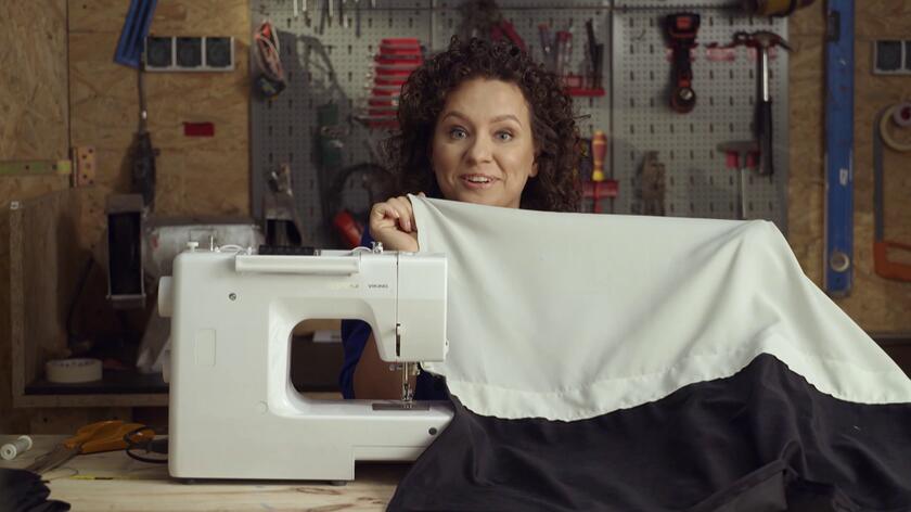 Kupione w sklepie zwykłe szare zasłony można w kilka chwil zmienić w nowoczesne i eleganckie. Wystarczy przyszyć do nich pasek czarnego weluru. Zobaczcie, jak w ostatnim w tym sezonie odcinku "Pary w remont" zrobiła to Mirella Kępczyńska!