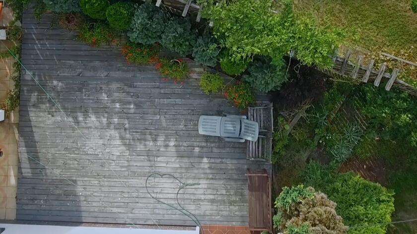 W 6. odcinku programu "Polowanie na ogród" Dominik Strzelec stanie przed niecodziennym zadaniem. Pomoże Gosi i Marcinowi, rodzicom dwójki małych chłopców: Franka oraz Tymona. Ta uwielbiająca aktywne spędzanie czasu czwórka mieszka w domu przekazywanym z pokolenia na pokolenie w rodzinie Marcina. Domu, który nie ma ogrodu, jedynie duży taras. Nierówne deski nie tylko sprawiają zagrożenie dla maluchów, ale przede wszystkim nie zachęcają do spędzania czasu na zewnątrz. Młodzi rodzice wolą pójść na basen czy na spacer niż zostać na własnej działce! Na szczęście z pomocą rusza Dominik Strzelec, który ma pomysł, jak zmienić ten nieatrakcyjny taras w miniogródek, który będzie służył całej rodzinie. 