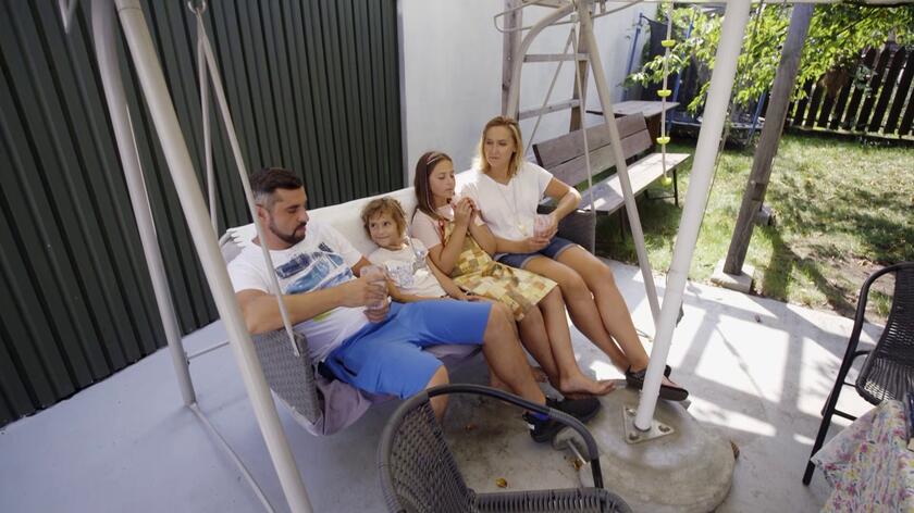 Agnieszka, Piotr i ich córki mieszkają w domku z niewielkim przydomowym ogródkiem za miastem. Ich ogród jest bardzo prosty, a oni sami nie mają pojęcia, co w nim tak naprawdę rośnie. Dużą powierzchnię zajmuje betonowa wylewka, która jest bardzo kłopotliwym i niezbyt pięknym tarasem. Agnieszka marzy o zielonej strefie wypoczynkowej z miejscem do zjedzenia posiłku i pogrania w planszówki. Czy Dominik zdąży z metamorfozą w trzy dni? Co zniknie z ogrodu na zawsze i jakie zadanie ogrodowe Dominik zostawi dla Piotra? Musicie to zobaczyć!