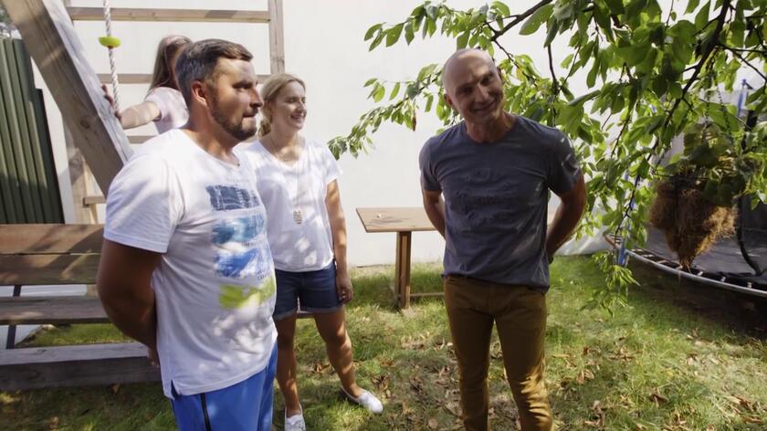 Piotr - mąż Agnieszki i tata dwóch córek - to złota rączka. Sam zbudował dziewczynkom huśtawkę, a nawet skonstruował elektryczną deskorolkę! Ogrodnictwo nie jest jego mocną stroną - nie zna nazw roślin, które posadziła jego żona, a gałęzie rosnącej na działce czereśni utrudniają poruszanie się po niej. Poza ogromną huśtawką w tym niewielkim ogródku stoi też nieużywana trampolina. Piotr na wszystko jednak potrafi znaleźć wymówkę... Czas, by tym ogródkiem zajął się Dominik Strzelec w kolejnym odcinku "Polowania na ogród"!