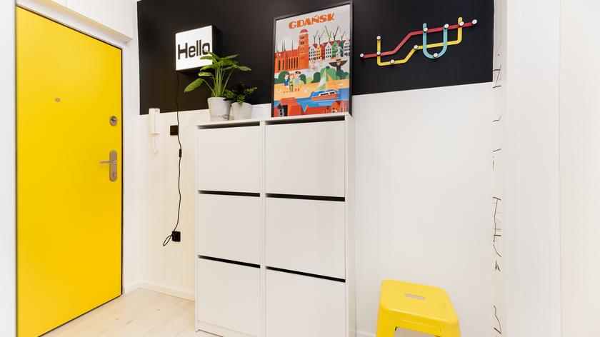 W 6. odcinku programu "Pomysłowe projekty" Iwona Durka podjęła się trudnego zadania - musiała zaprojektować długi, wąski i pełen drzwi przedpokój. Jego właścicielom - Kasi i Markowi, zależało na tym, aby pomieszczenie pełniło także funkcję pralni. Nasza prowadząca stworzyła dwa projekty. Lepszym okazał się ten inspirowany miastem. Cały utrzymany w biało-czarnych barwach, jedynie z żółtymi akcentami. Jednym z najmocniejszych miały być oklejone na żółto po wewnętrznej stronie drzwi wejściowe. Iwona Durka nie chciała ryzykować oklejania tak dużej powierzchni samodzielnie i o pomoc poprosiła profesjonalistę. Przy okazji mężczyzna podzielił się swoimi wskazówkami, jak szybko i dobrze poradzić sobie z oklejaniem drzwi. 