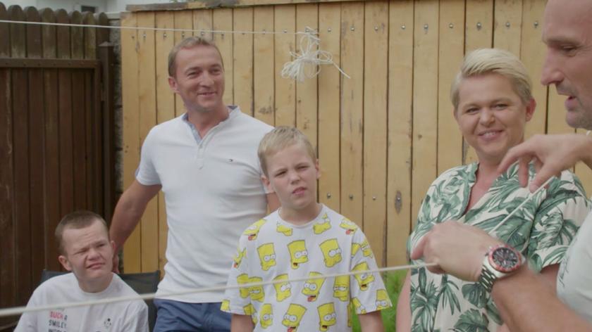 Dominik Strzelec nie był zachwycony tym, co został w ogrodzie bohaterów 4. odcinka "Polowania na ogród". Ogródek rodziny Zalewskich jest niemal pusty. Brakuje w nim nie tylko miejsca do relaksu, ale nawet roślin i trawy! Na dodatek zjazd dla wózka inwalidzkiego, na którym jeździ Mateusz jest niebezpieczną prowizorką. 