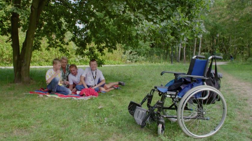 Agnieszka i Sławek oraz dwóch ich synów: Mateusz, Szymon tworzą kochającą się rodzinę. Mama poświęciła swoją karierę zawodową opiece nad starszym, niepełnosprawnym synem, z którym dużo czasu chciałaby spędzać w przydomowym ogródku. Niestety, obecnie jest on nie tylko zaniedbany, ale i niebezpieczny dla Mateusza. Dominik Strzelec trafił na rodzinę, która naprawdę potrzebuje jego pomocy!