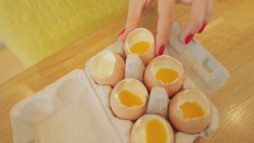 Takie oszustwo na Wielkanoc wybaczy każdy: zwykłe jajka na twardo okażą się wyrafinowanym deserem. Poznajcie niezwykły przepis Doroty Szelągowskiej!