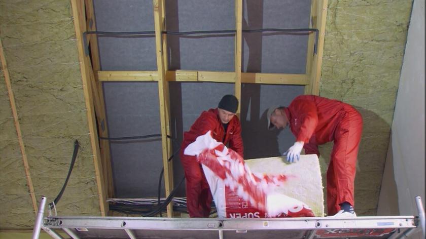 Po ustawieniu ścian i położeniu więźby dachowej czas na ocieplenie całości. Do zaizolowania ścian budynku używa się łatwej w układaniu mineralnej wełny skalnej. Ocieplenie dachu przebiega dwuetapowo - najpierw wełnę kładzie się między przęsłami więźby, a potem drugą warstwę mocuje się na specjalnych profilach. 